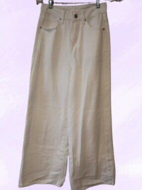 Dazy jeans high-waist silhouette and a flowing, relaxed fit in white size small.